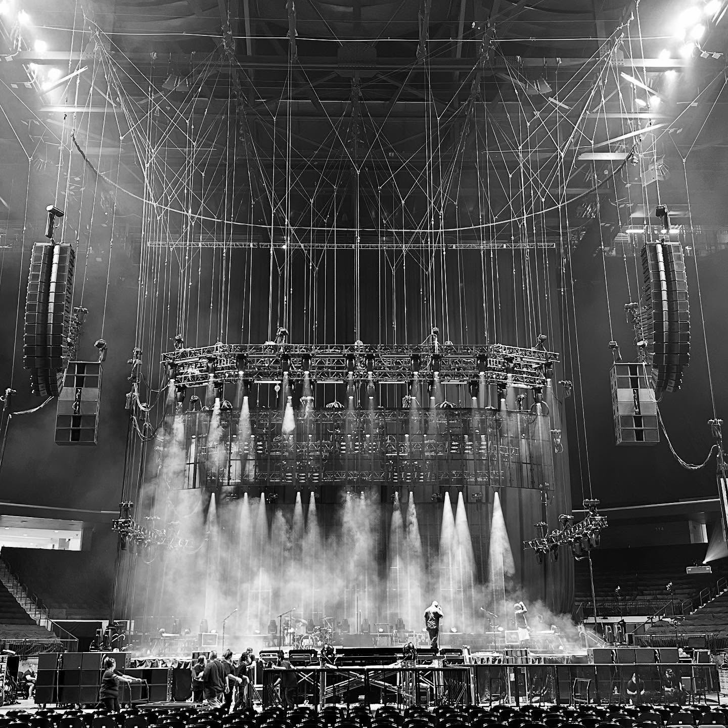 Dierks Bentley arena rig flown before doors