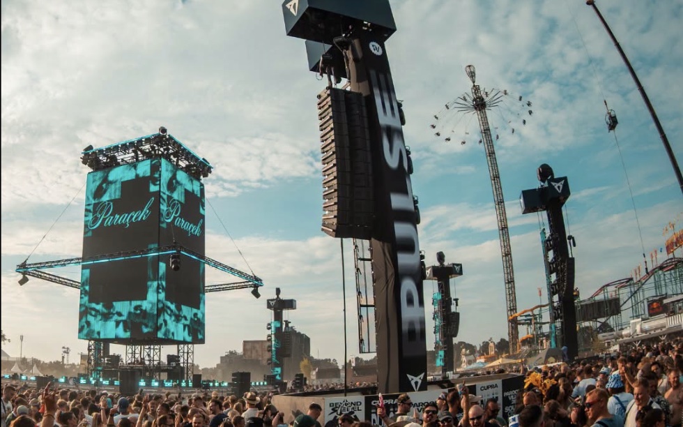 PK Sound Covers PAROOKAVILLE's 360-Degree Desert Valley Stage