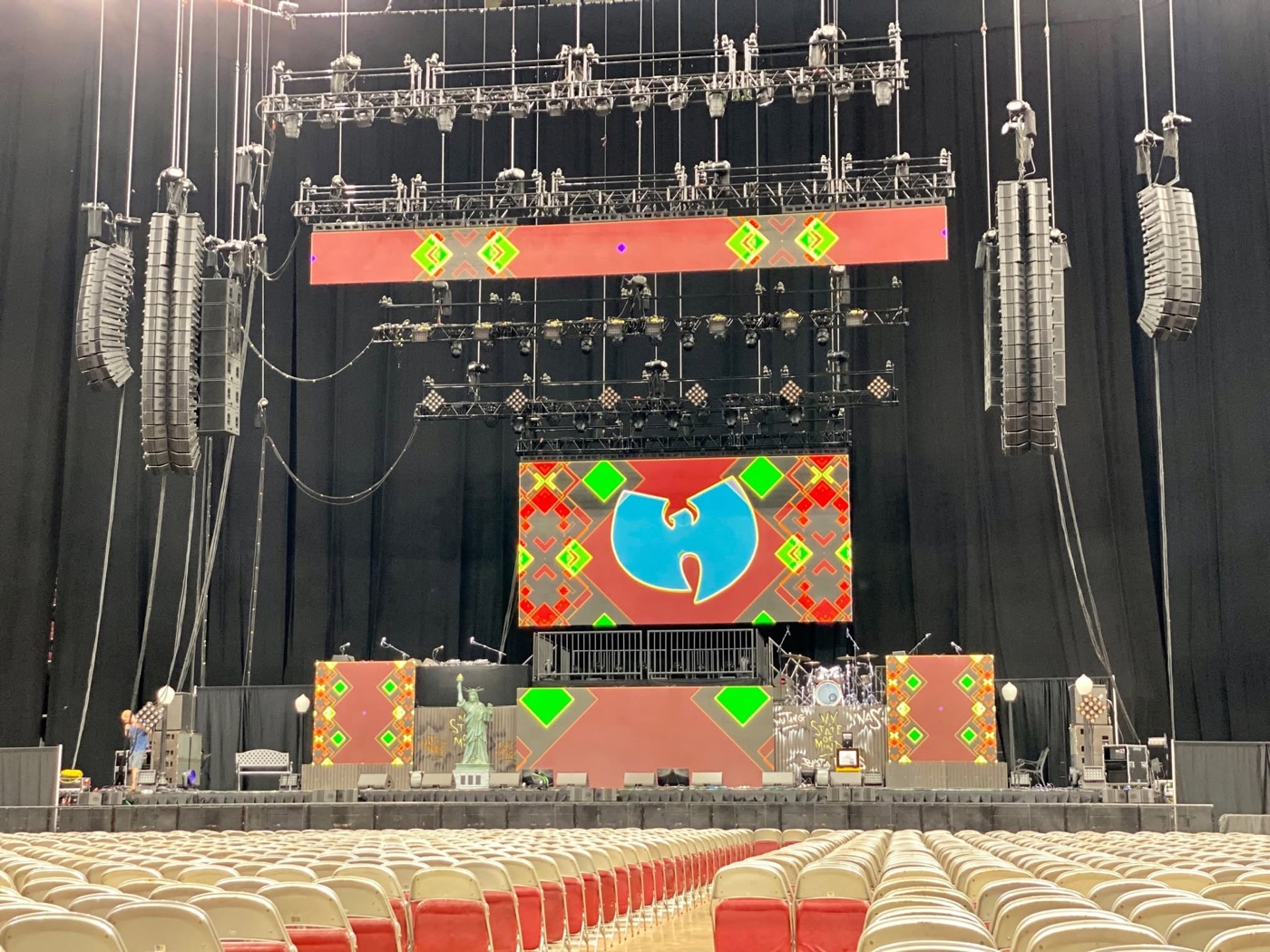 PK line arrays flown for the NY State of Mind Tour, with the Wu-Tang logo on screen